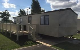 2 And 3 Bedroom Caravans With Hot Tubs At Tattershall