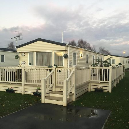 2 And 3 Bedroom Caravans With Hot Tubs At Tattershall Exterior photo