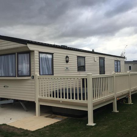 2 And 3 Bedroom Caravans With Hot Tubs At Tattershall Exterior photo