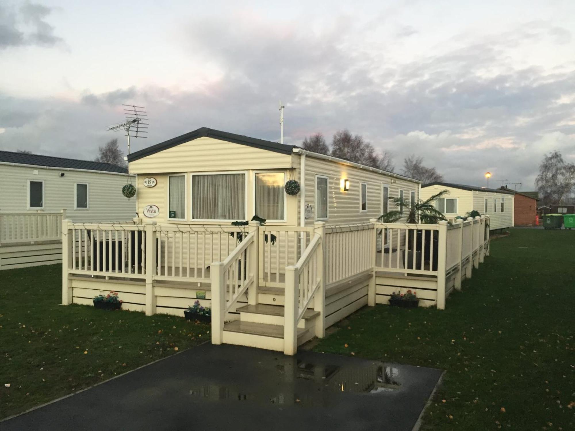 2 And 3 Bedroom Caravans With Hot Tubs At Tattershall Exterior photo