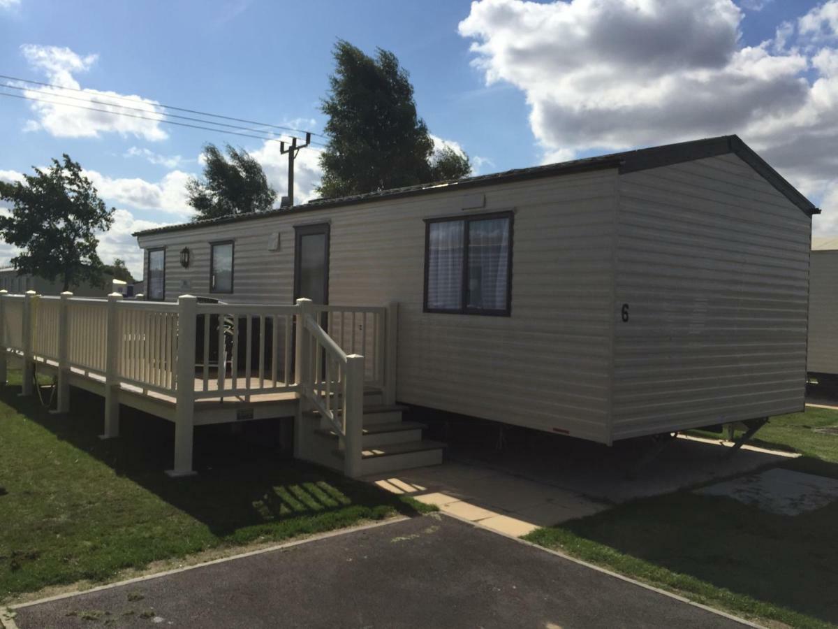 2 And 3 Bedroom Caravans With Hot Tubs At Tattershall Exterior photo