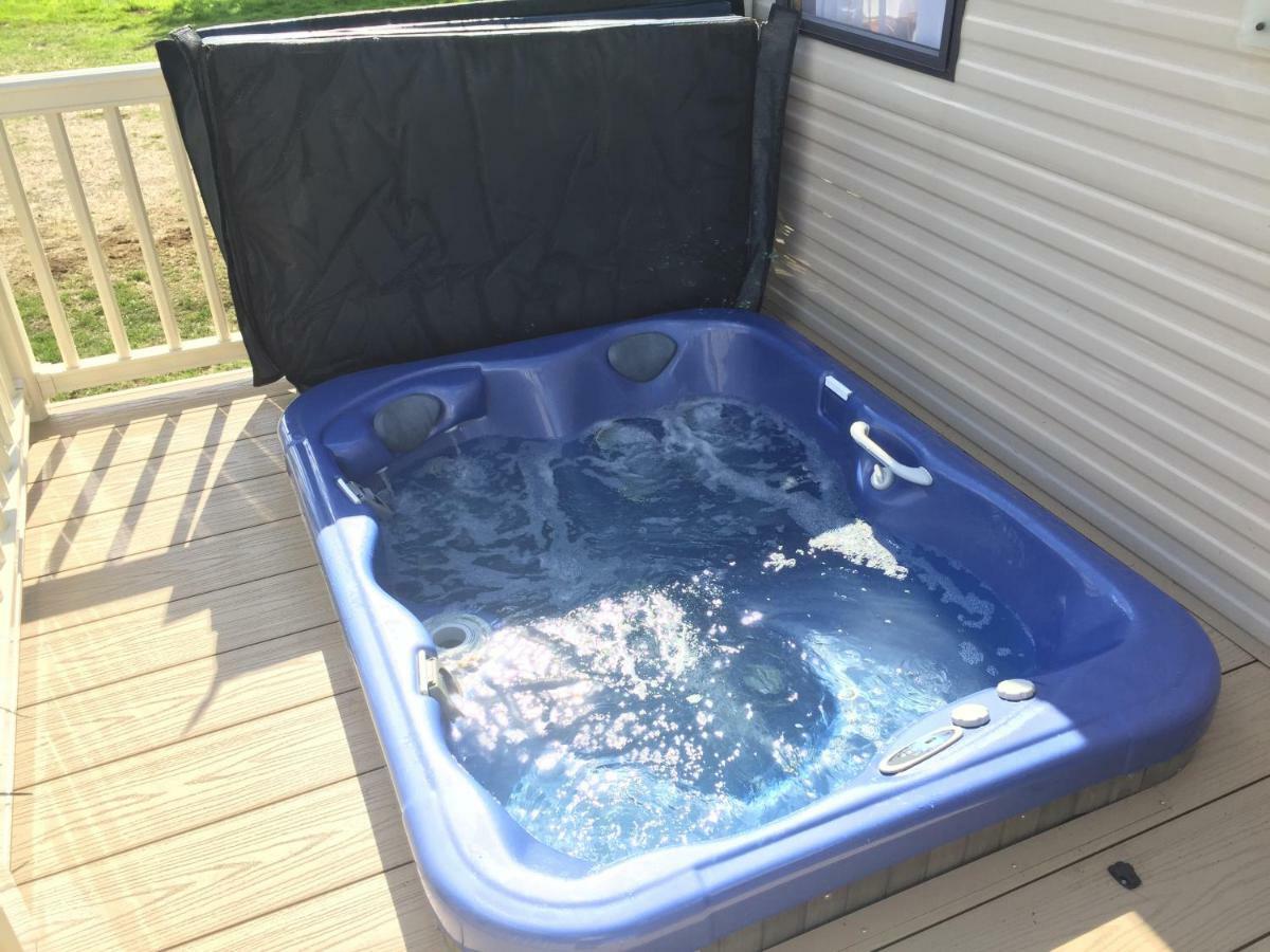 2 And 3 Bedroom Caravans With Hot Tubs At Tattershall Exterior photo